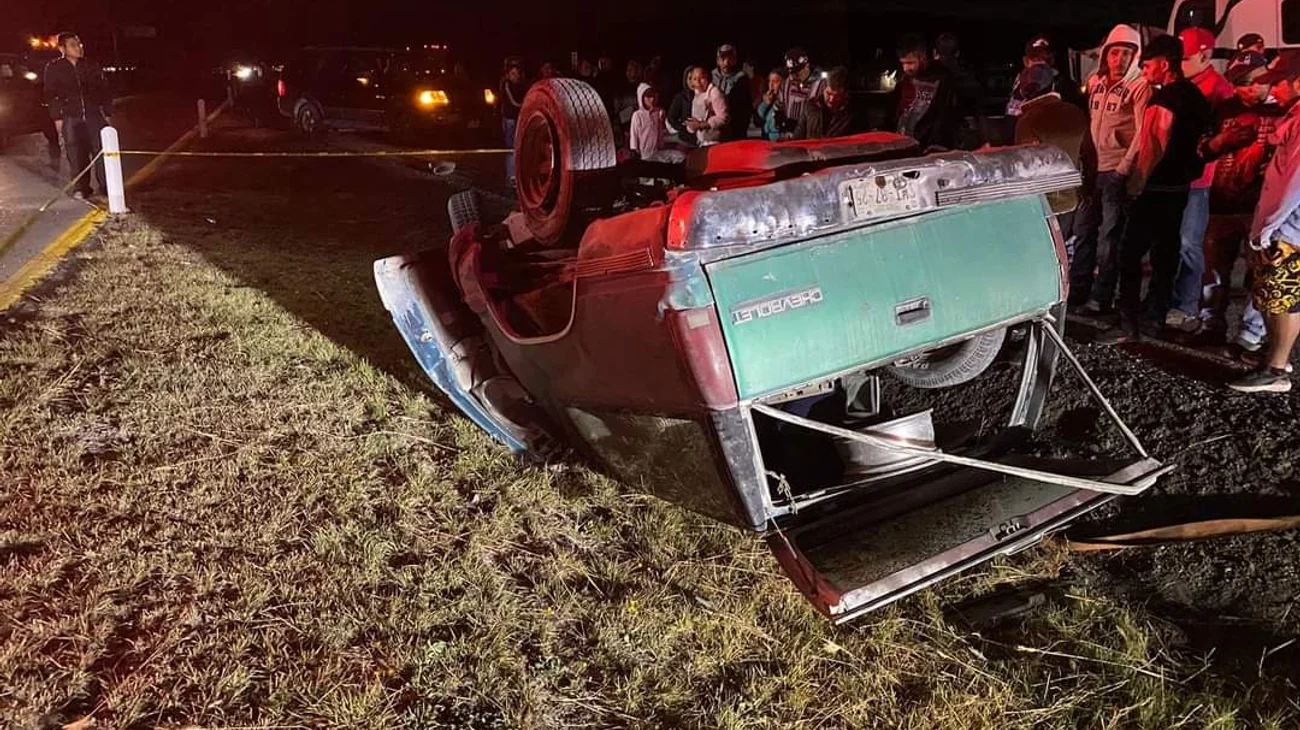 Choque entre camioneta y tráiler deja un muerto en Galeana