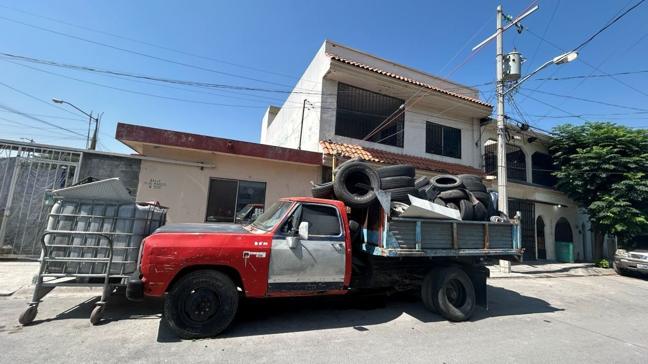 Abandonan camionetas con chatarra y basura en vía pública