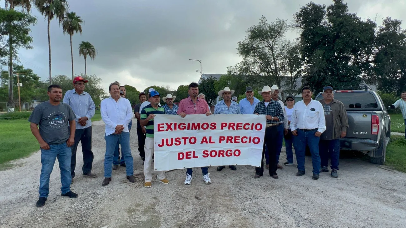 Bloquean campesinos puente internacional Reynosa-Pharr