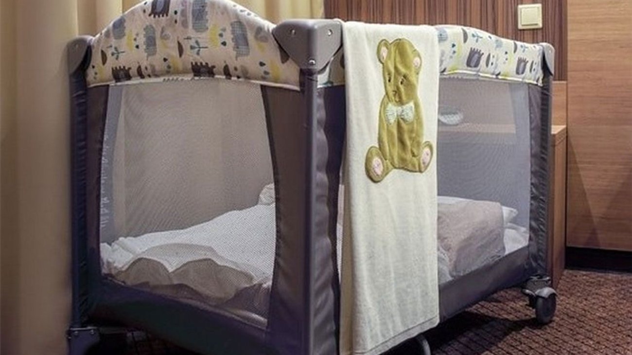 Detecta extraña imagen en monitor y salva la vida a su bebé