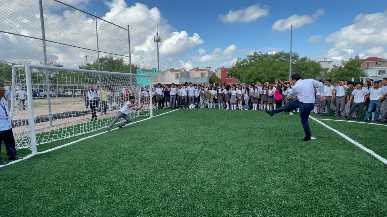 Entrega municipio de Reynosa cancha de futbol en Jarachina Sur