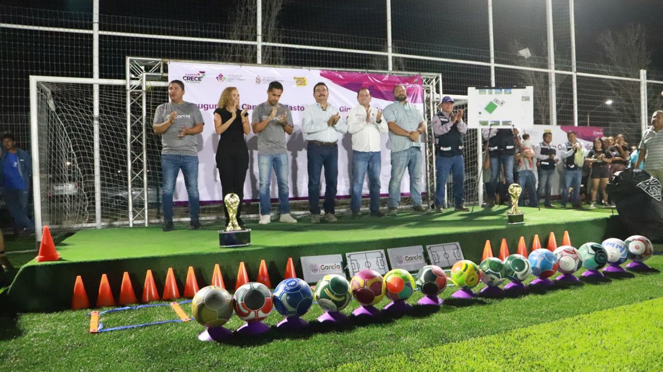 Apuesta García al deporte y entrega cancha de futbol 