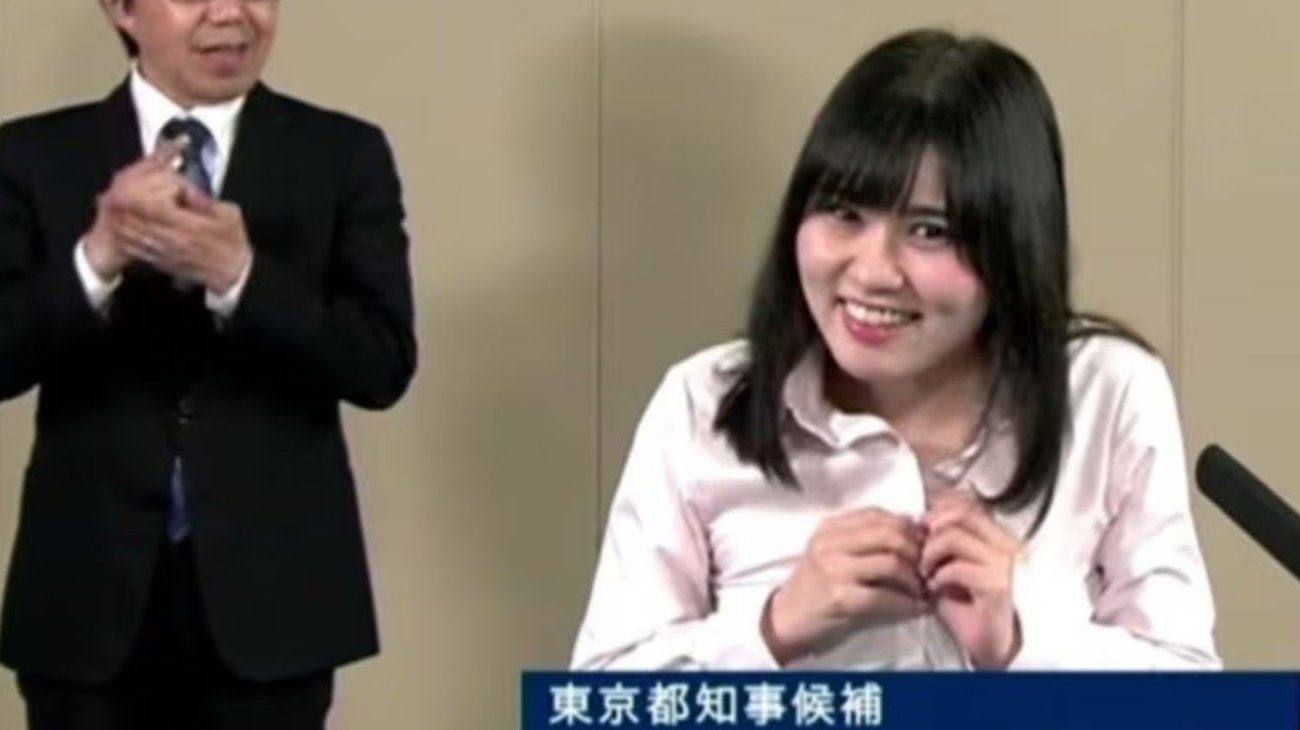 Candidata a gobernadora de Tokio se desnuda durante debate