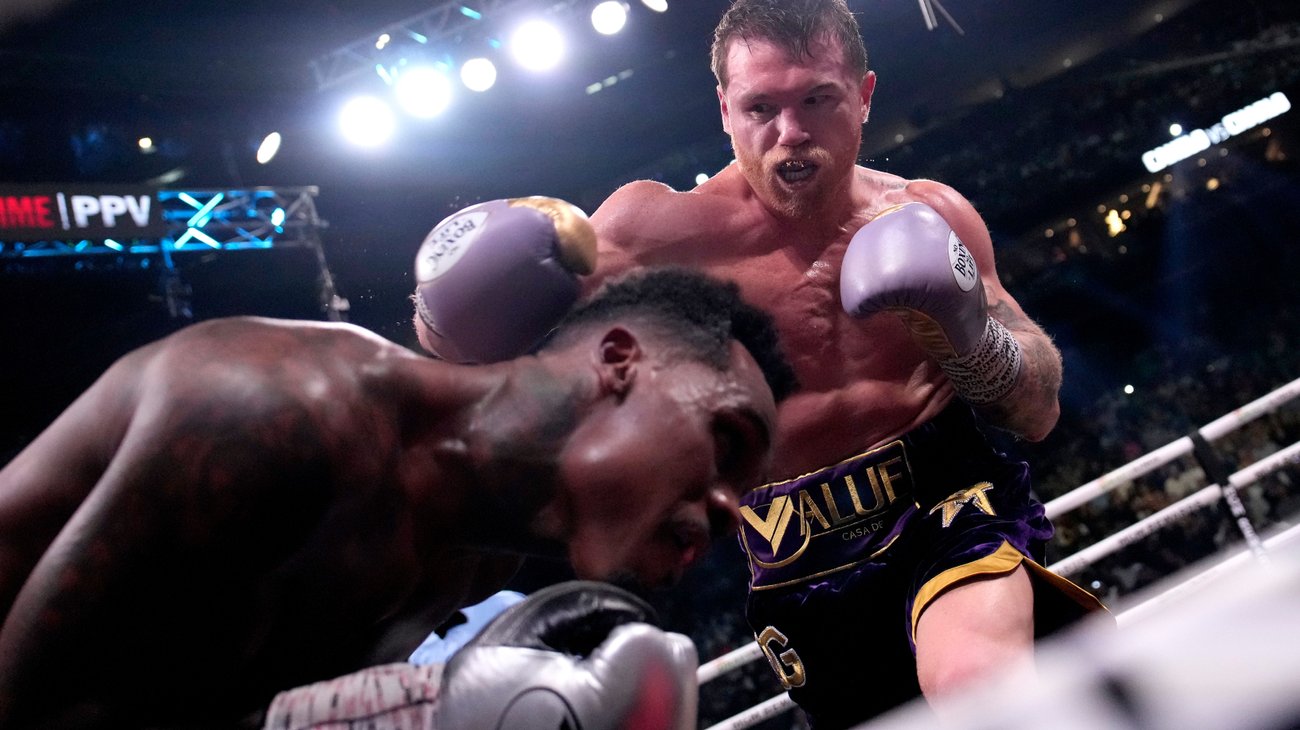 ¡Sigue siendo el rey! 'Canelo' vence a Jermell Charlo