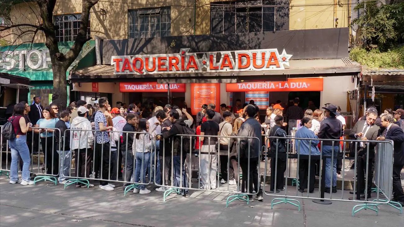 Fans viven caos y experiencia agridulce en ‘Taquería La Dua’ 