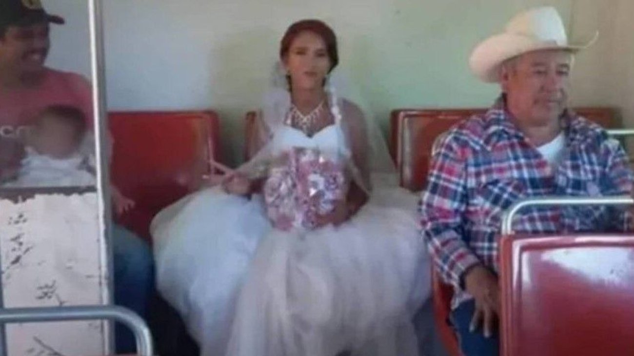 Captan a novia llegando en transporte público a su boda