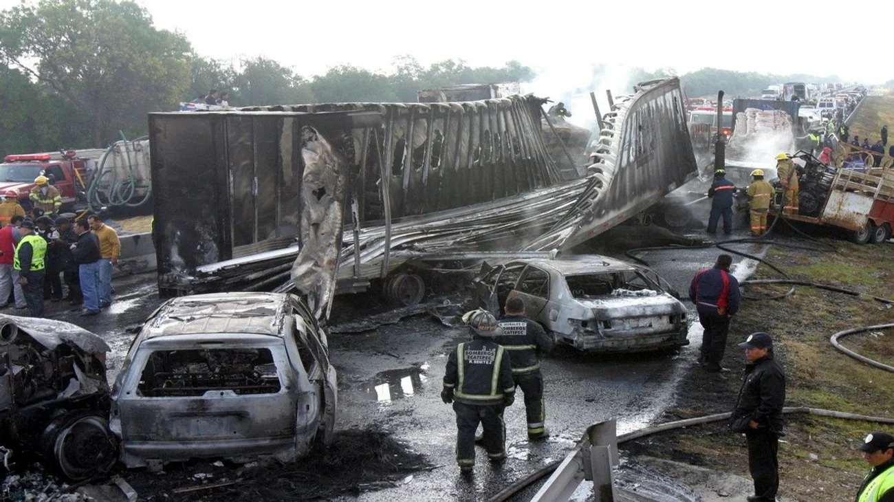 Carambola en autopista de Jalisco deja cinco muertos
