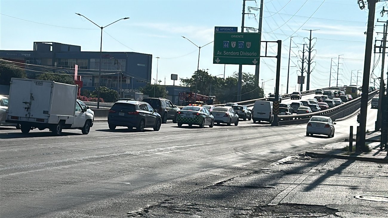 Carambolas colapsan avenidas en límites de San Nicolás y Escobedo