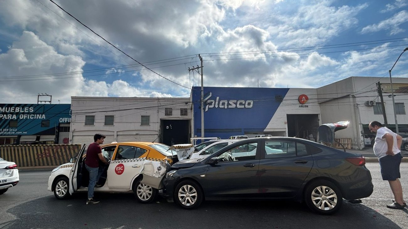 Provoca carambola caos vial en avenida Alfonso Reyes