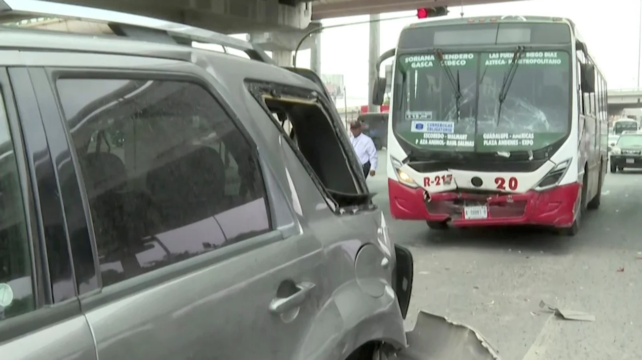 Carambola en Universidad deja al menos cuatro vehículos dañados