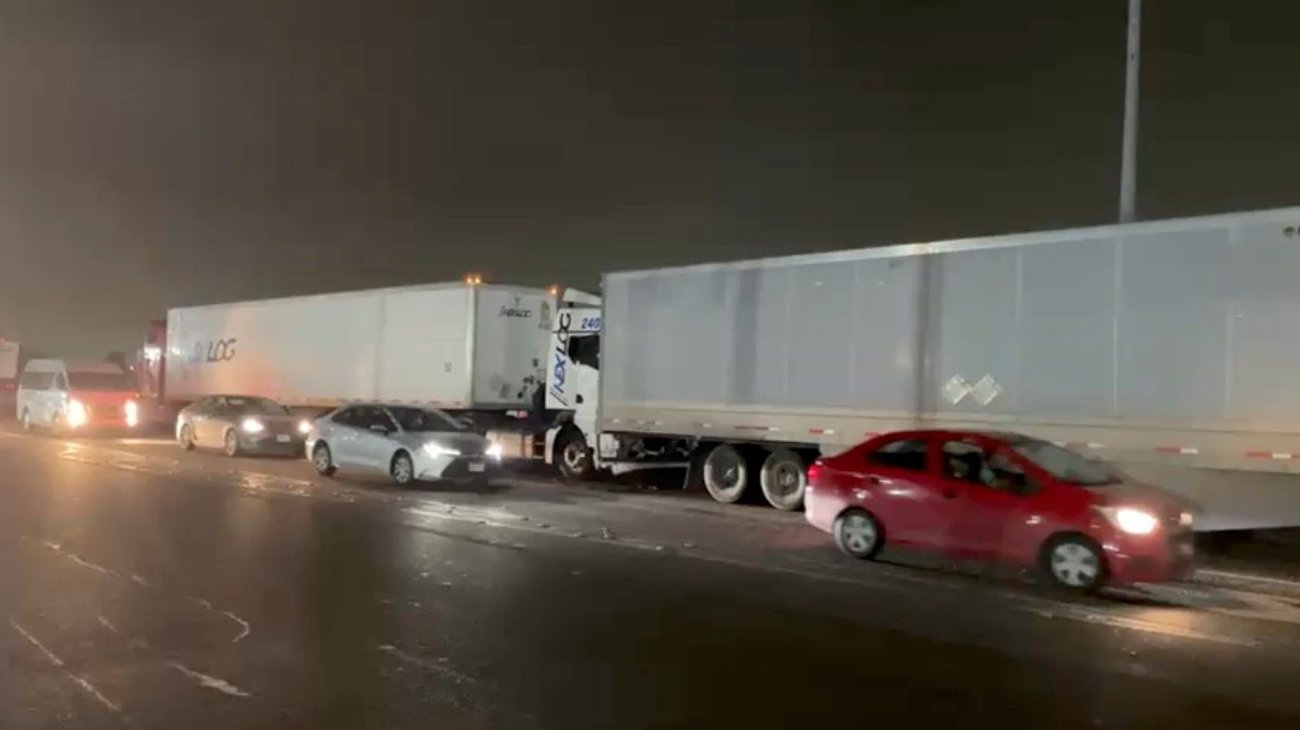 Se registra carambola entre tres tráileres sobre el Libramiento