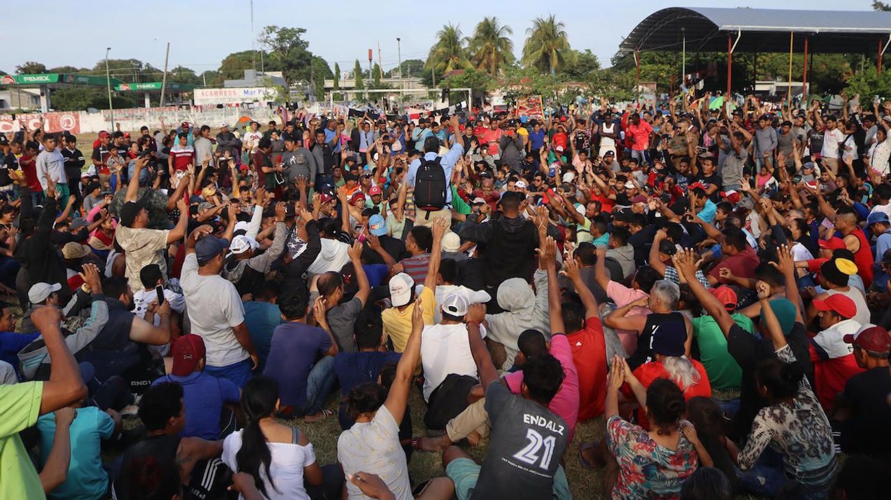 Cuestionan migrantes de caravana conteo que hace AMLO