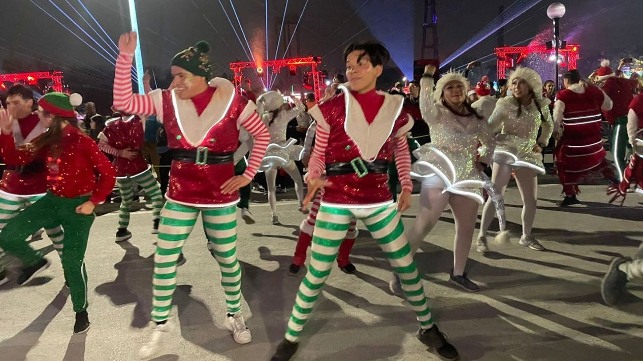 Disfrutan regios caravana navideña tradicional