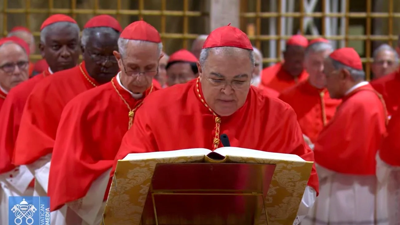 Cardenales prestan juramento antes de encerrarse en el cónclave