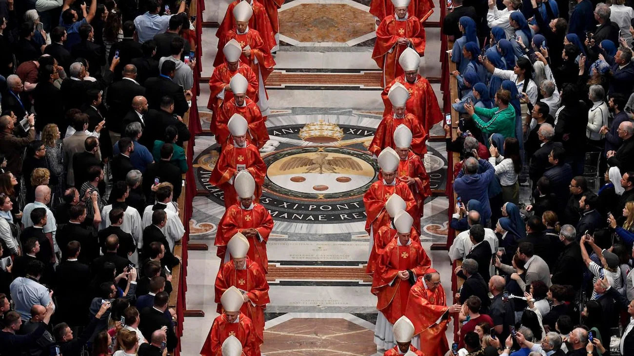 Cardenales van a almuerzo antes de encierro en la Capilla Sixtina