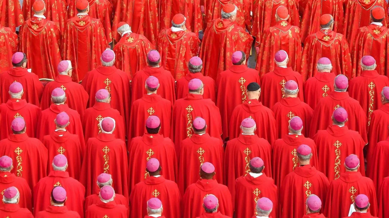 Cardenal de cónclave vacía minibar de hotel, creyó que era gratis