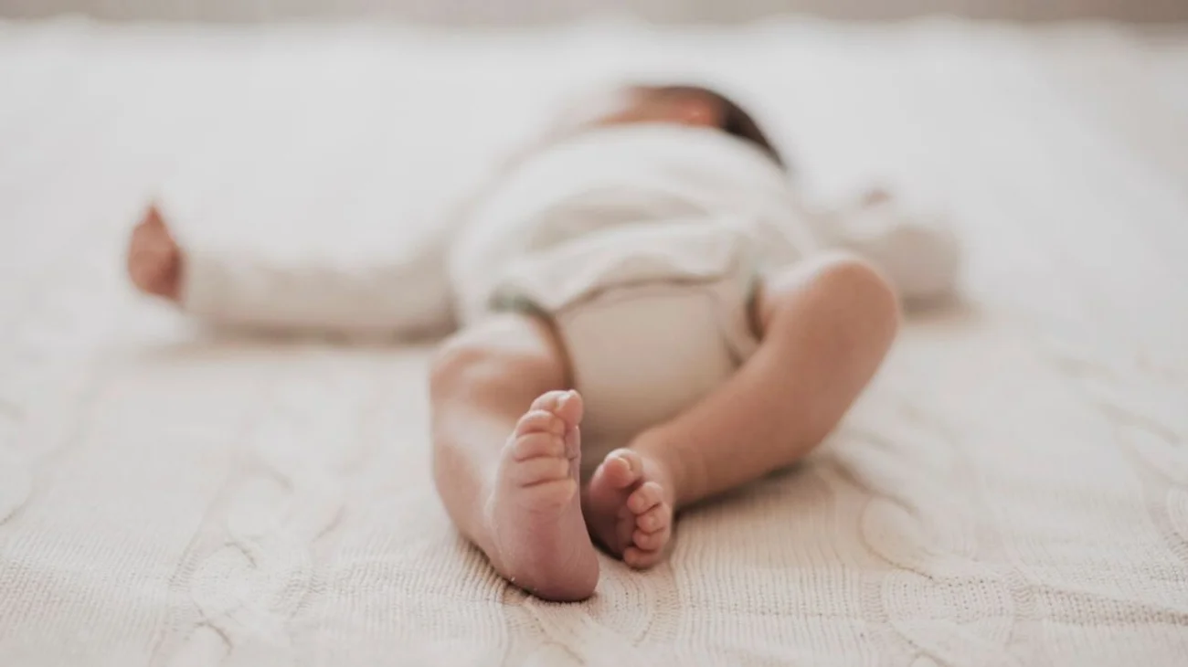 Detienen a mujer que cargaba con bebé muerto; no era suyo