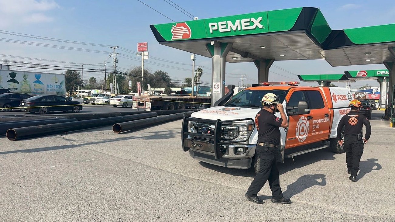 Caen tubos de acero de camión en la carretera Apodaca–Santa Rosa