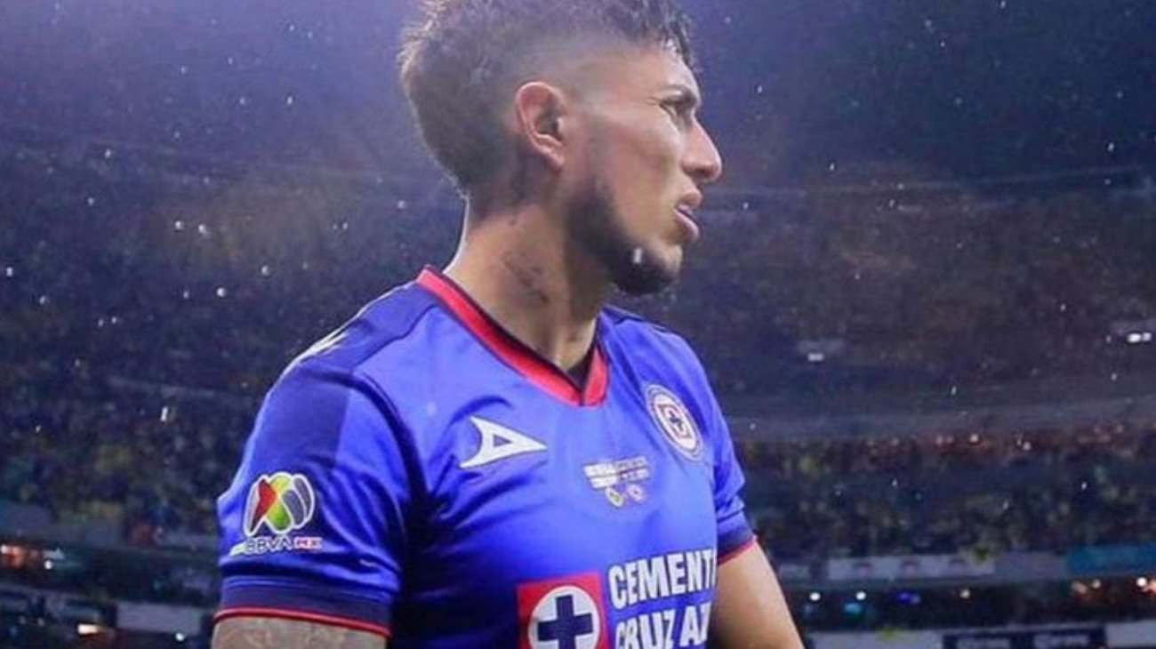 Carlos Salcedo se va de Cruz Azul tras muerte de su hermana