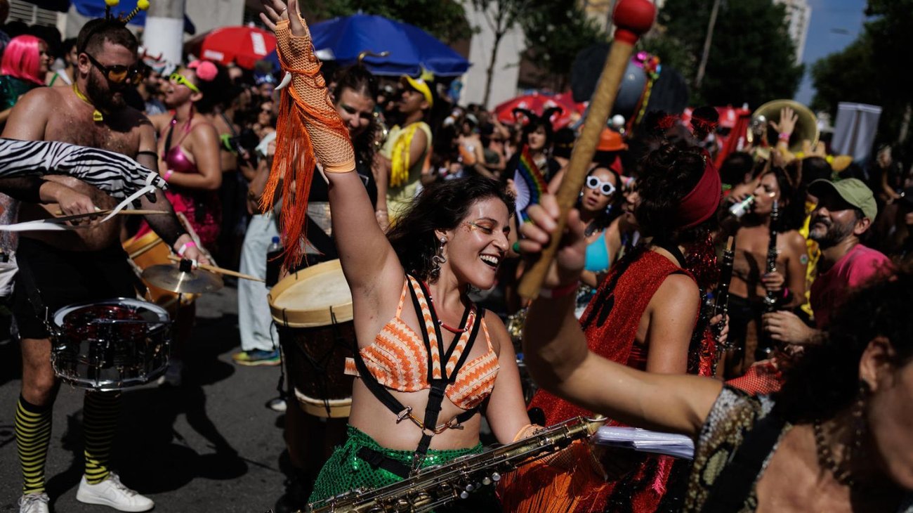 Brasil da su pistoletazo al Carnaval con desfiles de samba