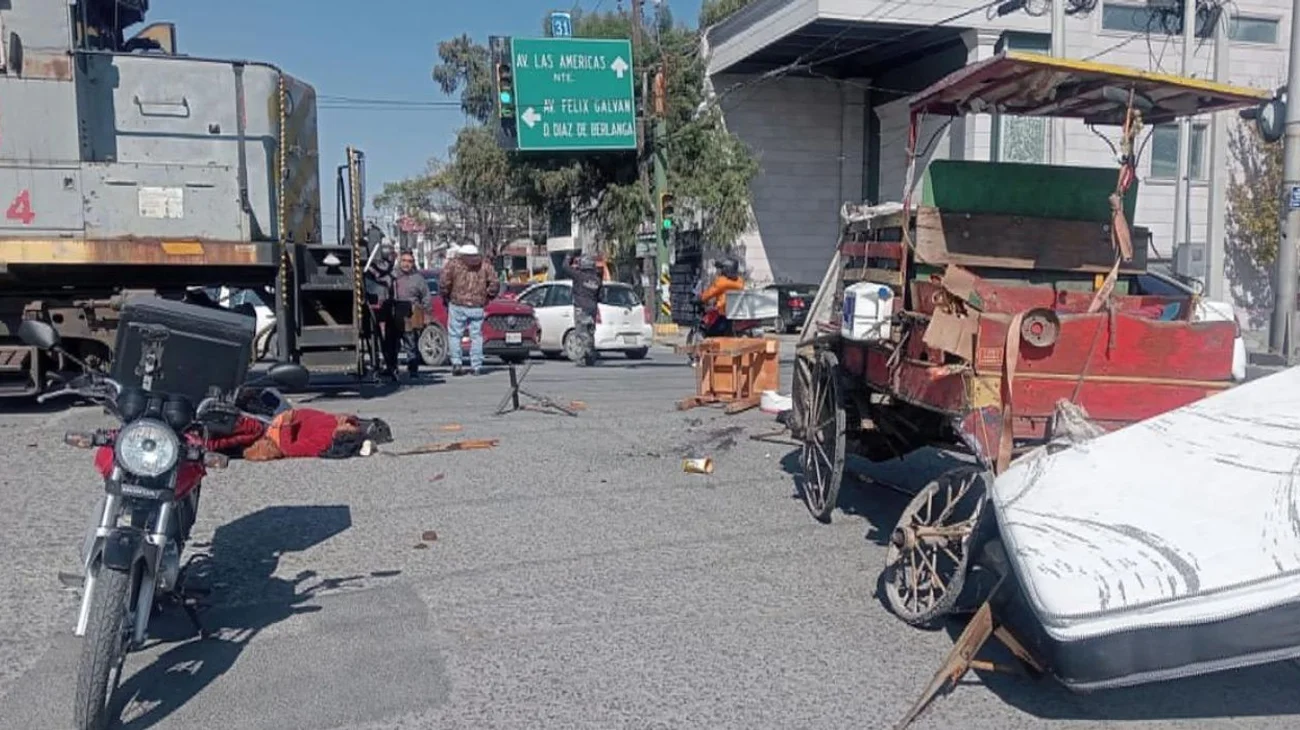 Carretonero intenta ganarle paso al tren y provoca accidente