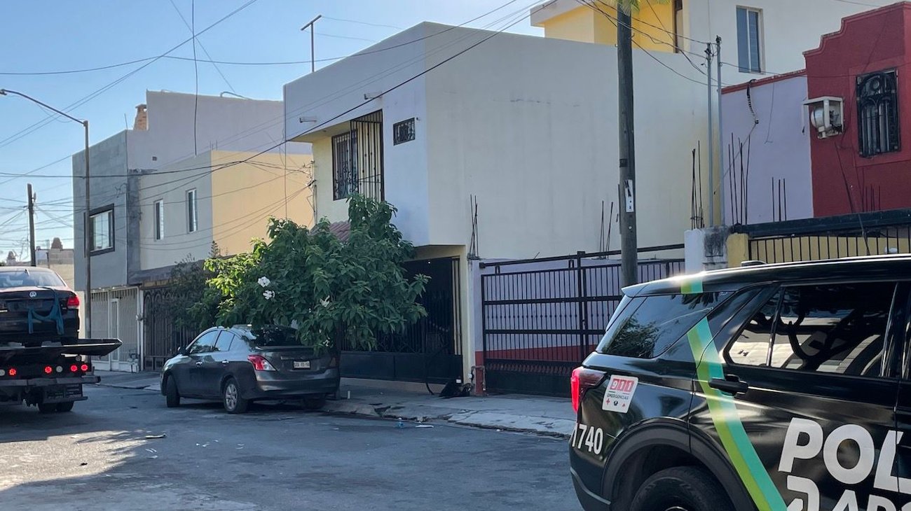 Aseguran auto con dos cajas fuertes en Apodaca