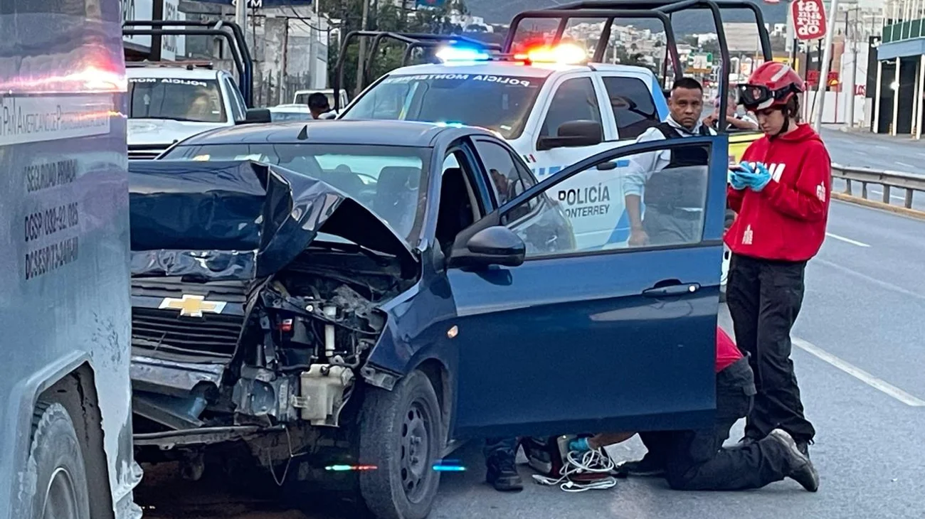 Se estrella auto contra camión de valores en avenida Revolución