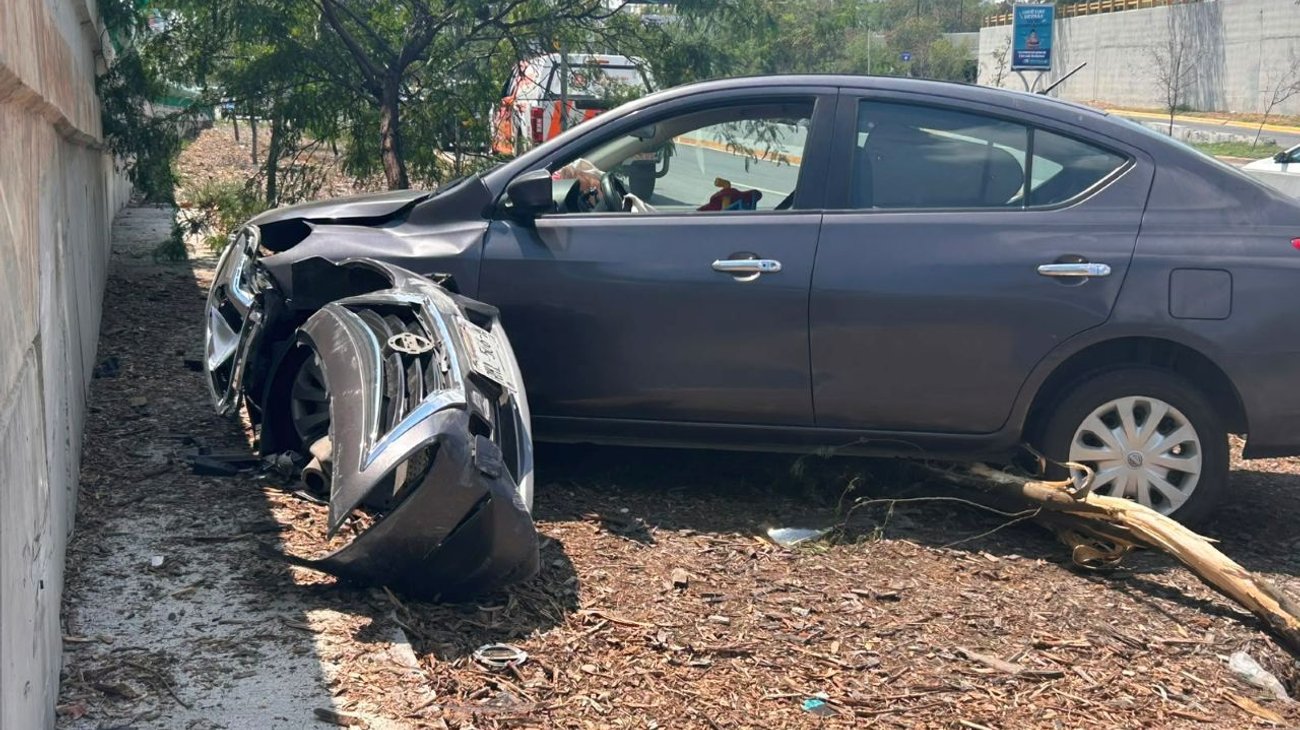 Se impacta auto contra muro de contención en Guadalupe