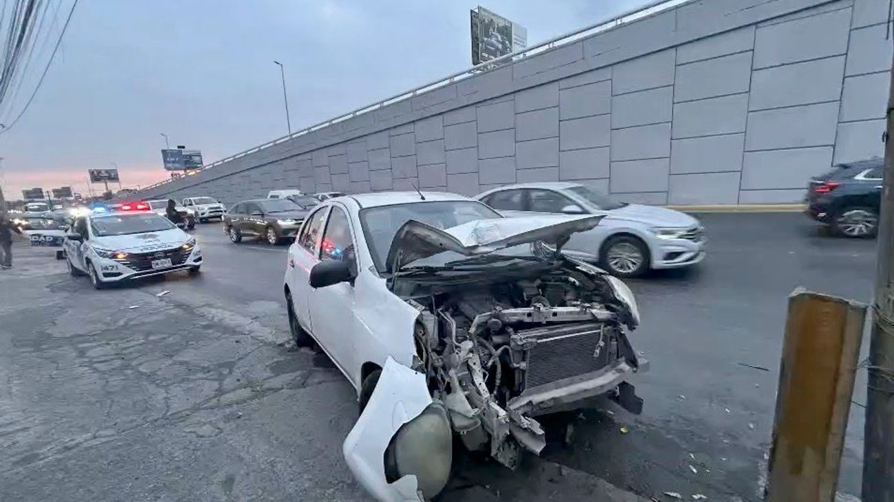 Pierde control de su auto y choca contra poste en San Nicolás
