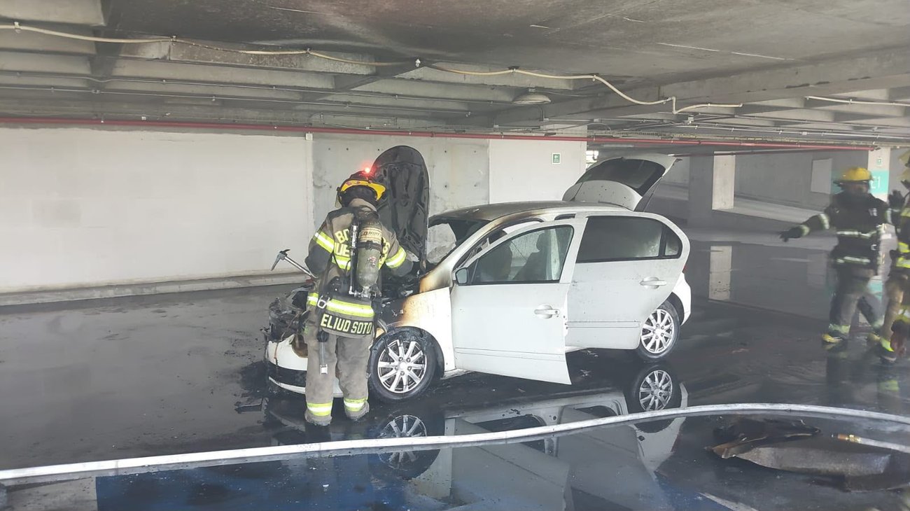 Evacúan hotel Galería Plaza de Monterrey por incendio de vehículo