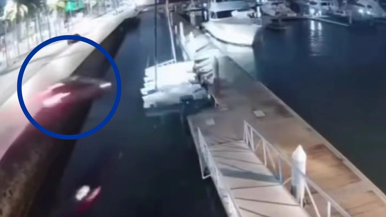 Conductor pierde el control y se impacta contra unos yates 