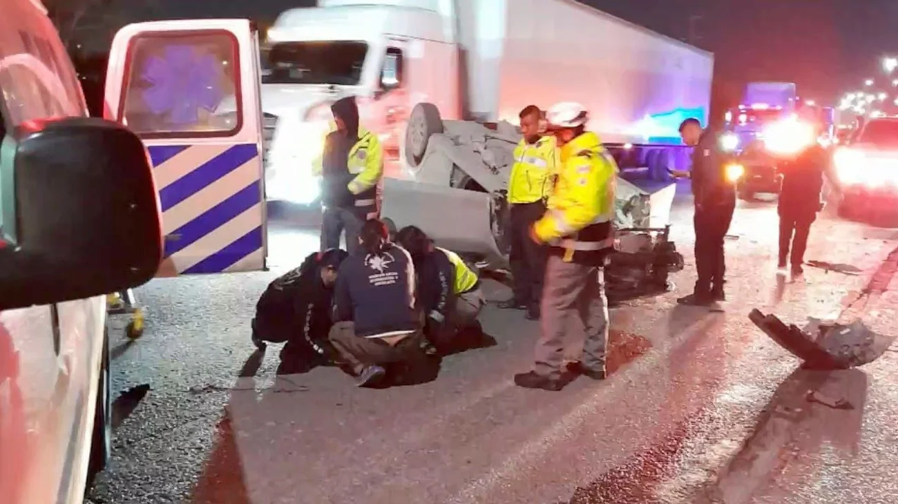 Vuelca automóvil frente a la FGR en Escobedo 