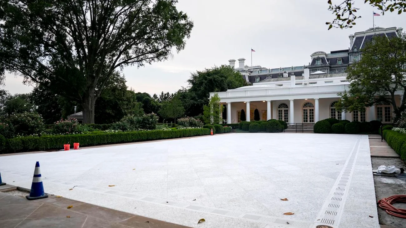 Trump dona primer salario a la renovación de la Casa Blanca