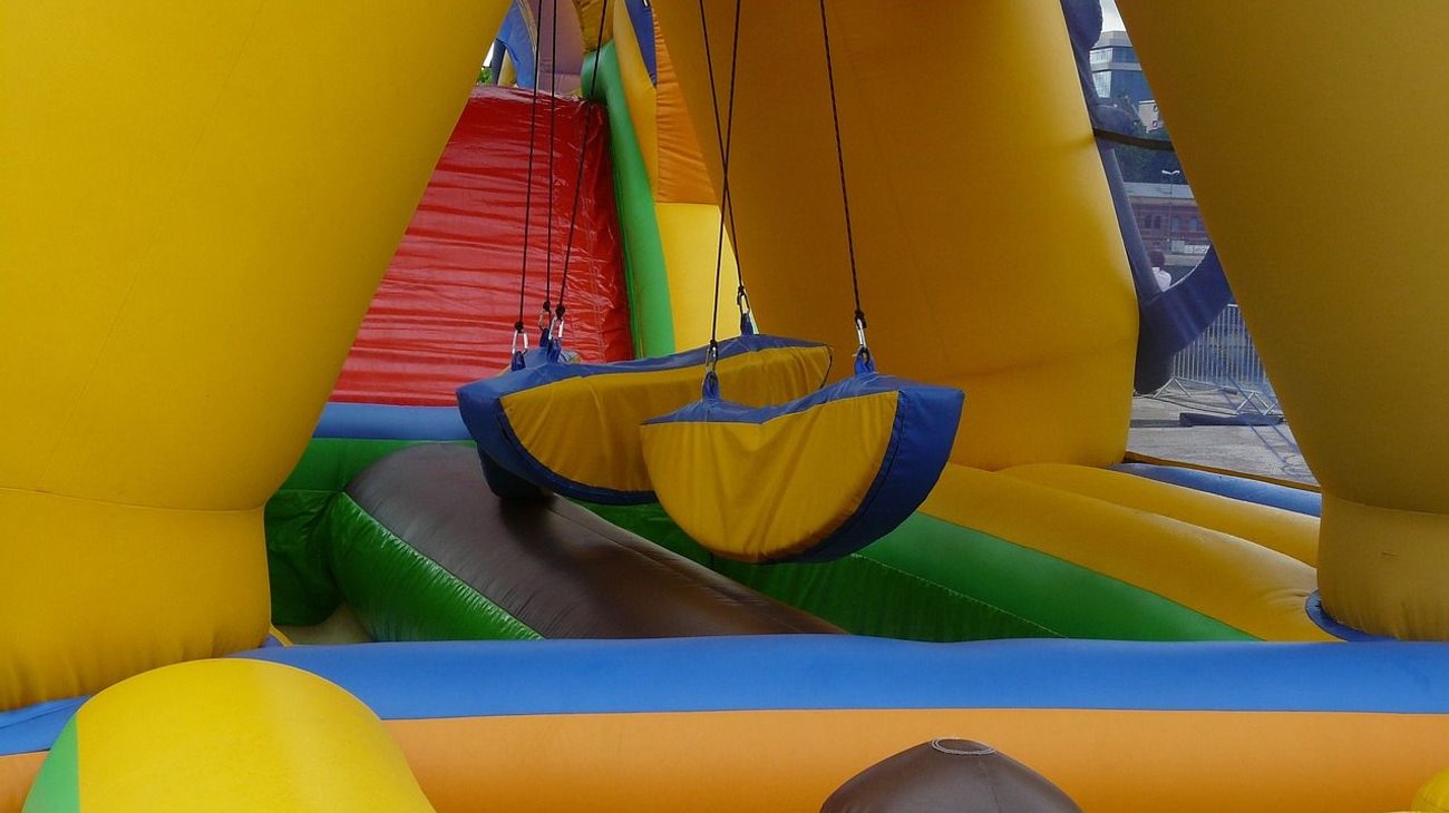 Acusan a empresa de castillo inflable por muerte de 6 niños