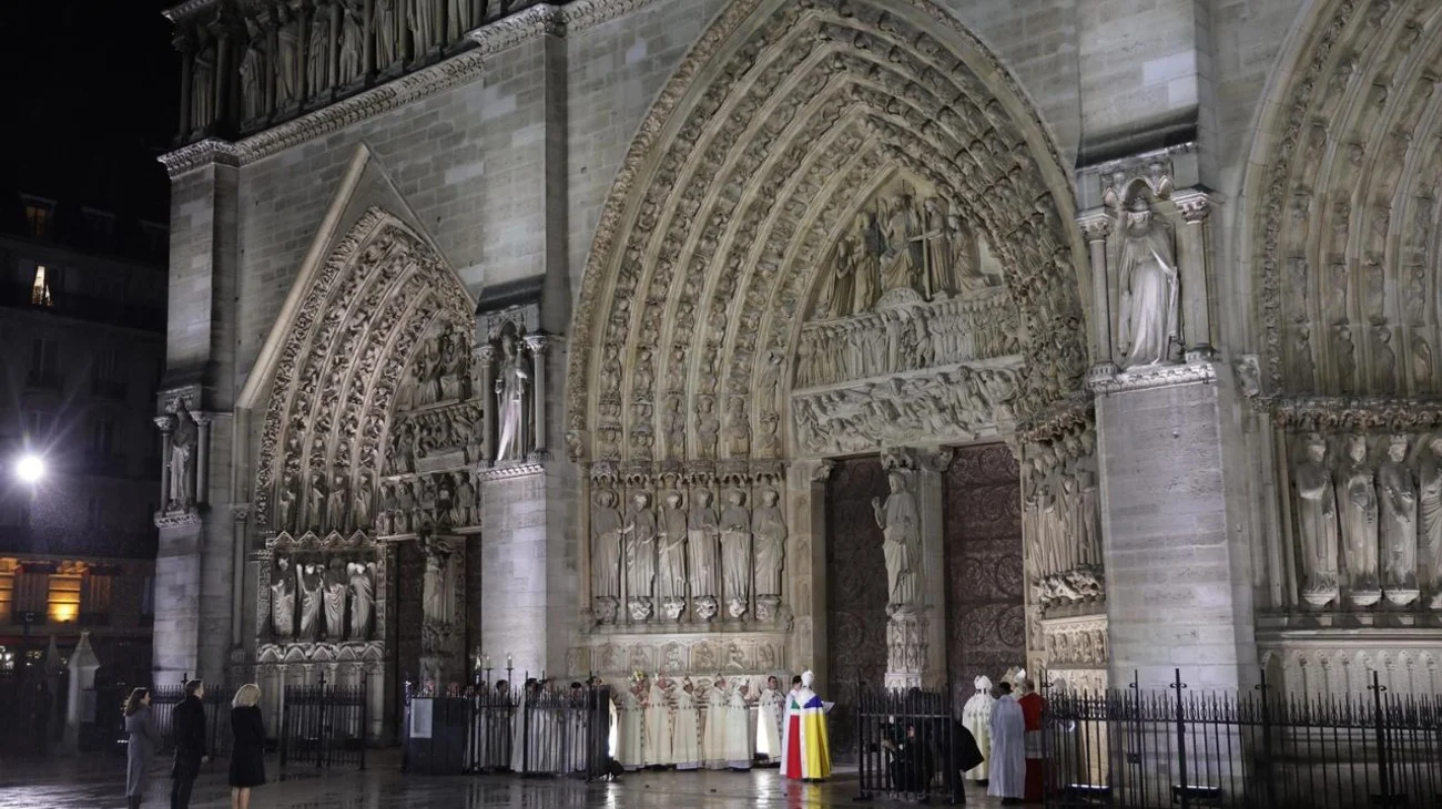 Notre Dame vuelve a abrir sus puertas al mundo