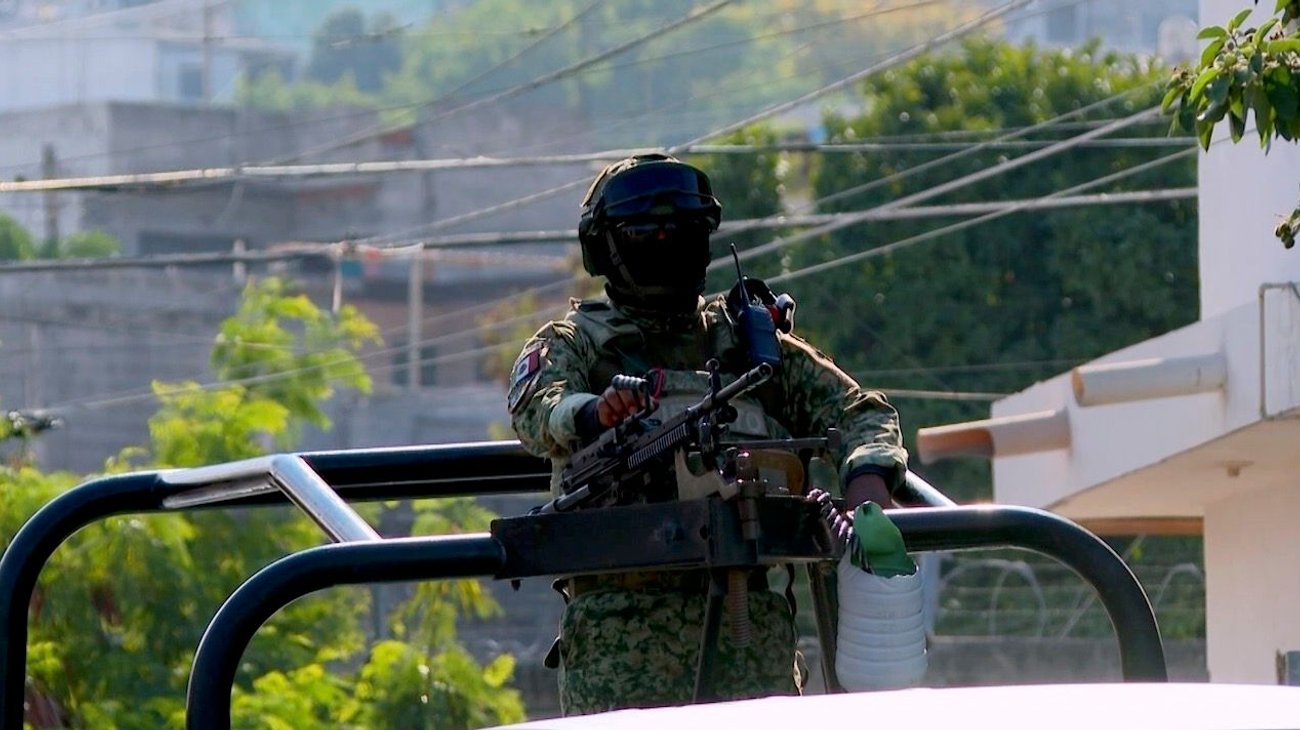 Patrullan con fuerzas armadas por explosivos terrestres