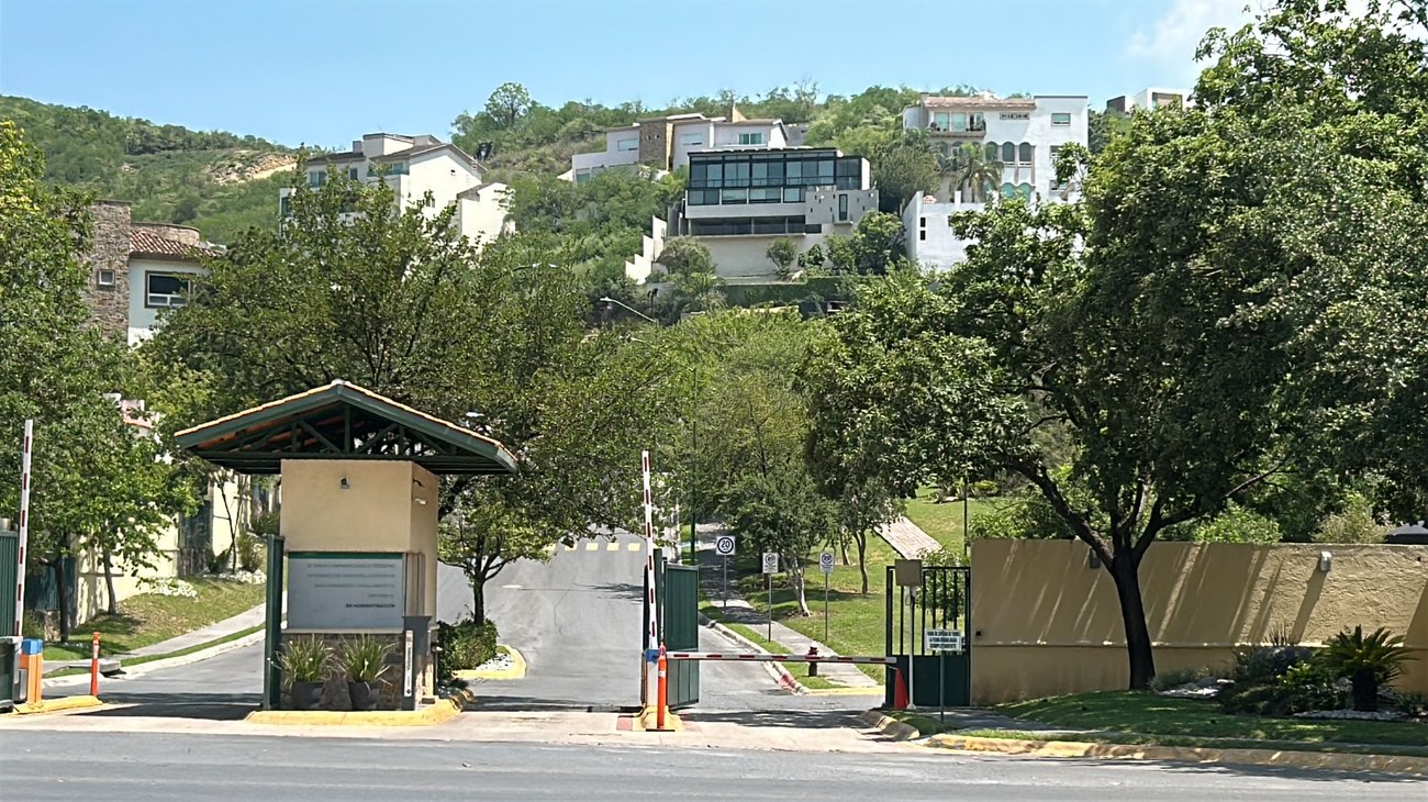 Inspeccionan residencia en Sierra Alta en base a secuestro