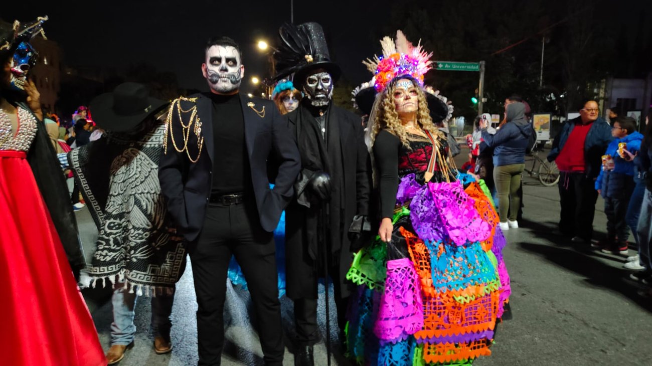 Participan más de cinco mil 'catrinas' en desfile Xantolum 