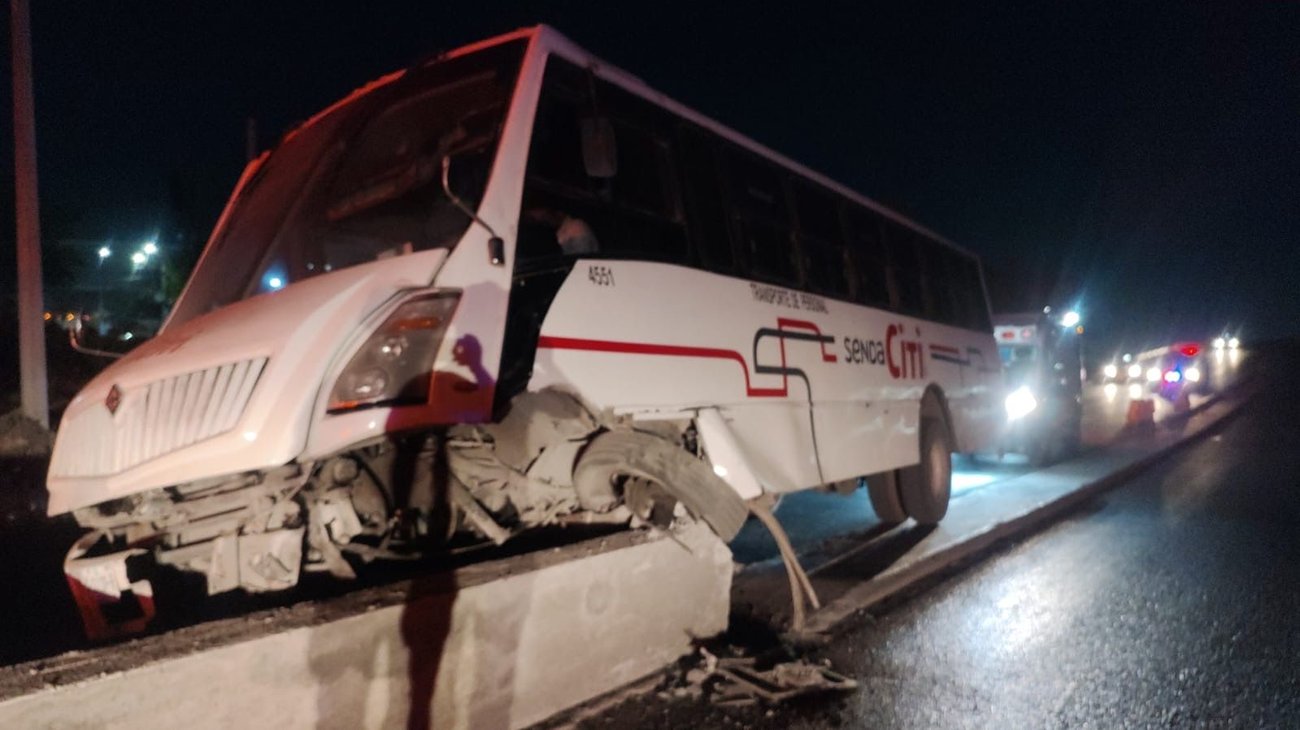 Camión de personal choca contra muro en Apodaca; siete lesionados