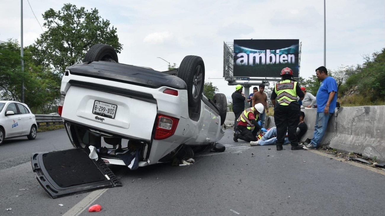 Volcadura deja dos hombres lesionados Monterrey