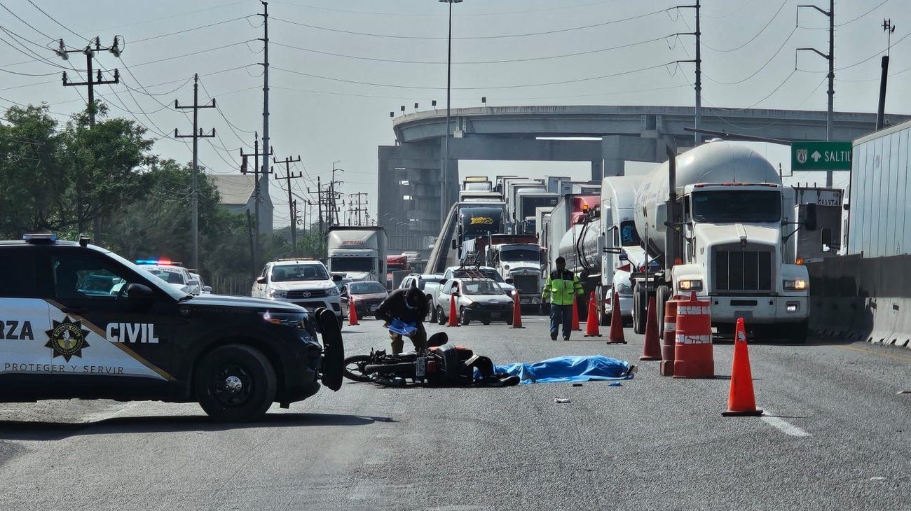 Motociclista muere tras ser arrollado en Escobedo