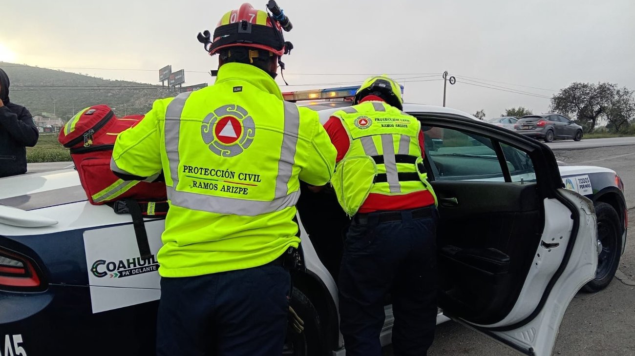 Mujer resulta lesionada tras volcar en bulevar Ramos Arizpe