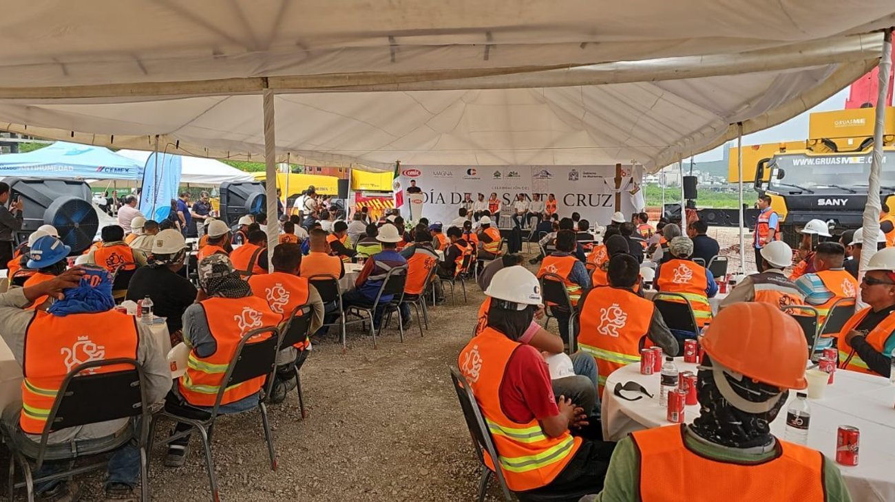 Celebran constructores 'Día de la Santa Cruz'