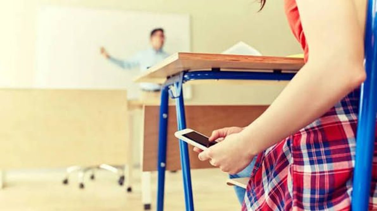 Dinamarca busca prohibir por completo los celulares en escuelas