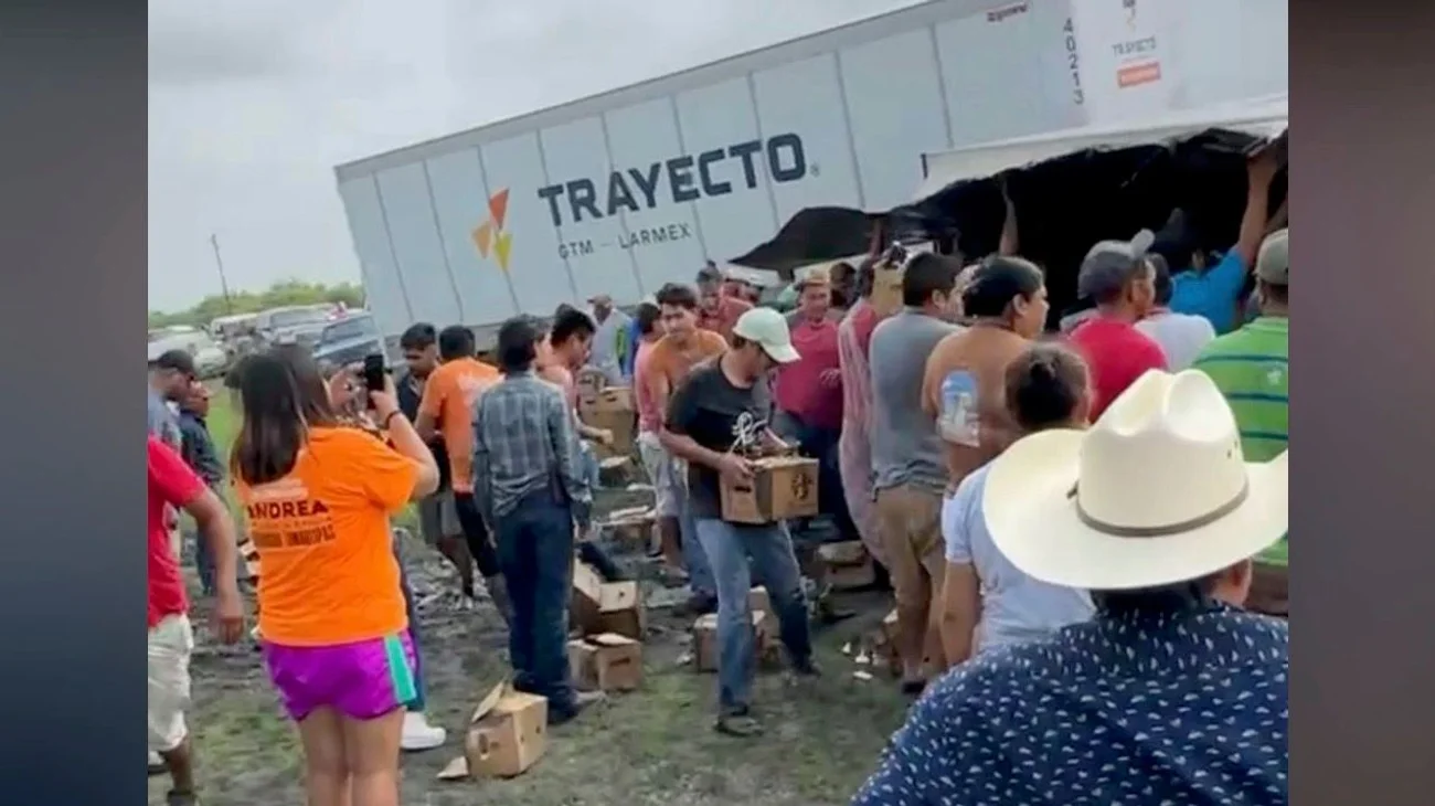 Vuelca tráiler cargado con cerveza; queda saqueado