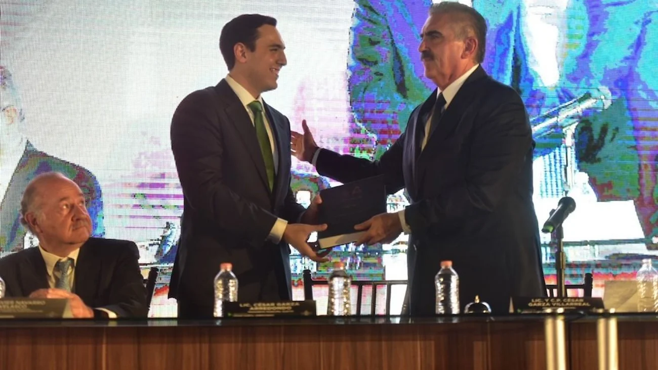 César Garza deja mensaje a Samuel en toma de protesta