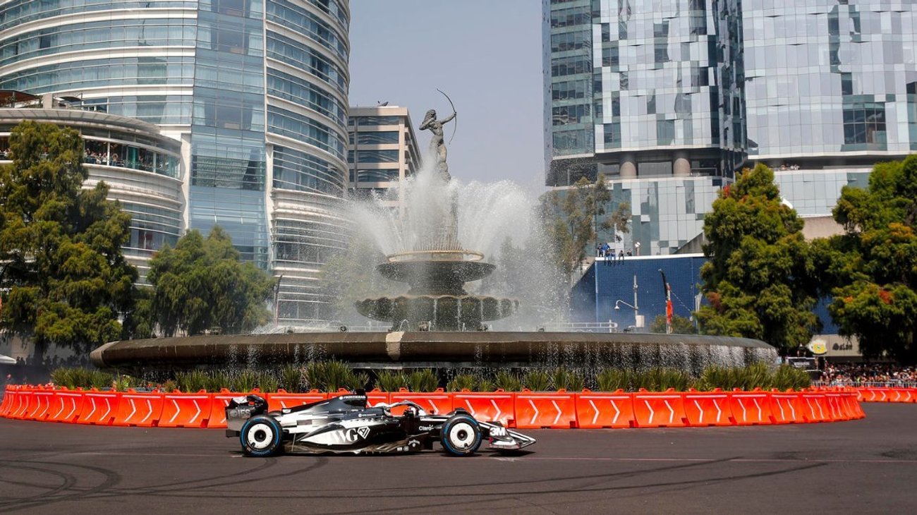 'Checo' Pérez acelera sobre Paseo de la Reforma en su Cadillac
