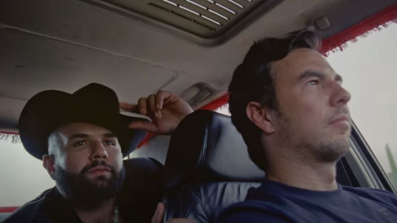 Video: 'Checo' Pérez se convierte en taxista de Carín León