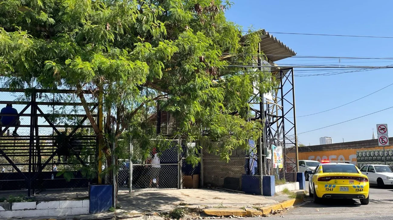 Hombre ambulante agrede a adulto mayor con un tubo de metal