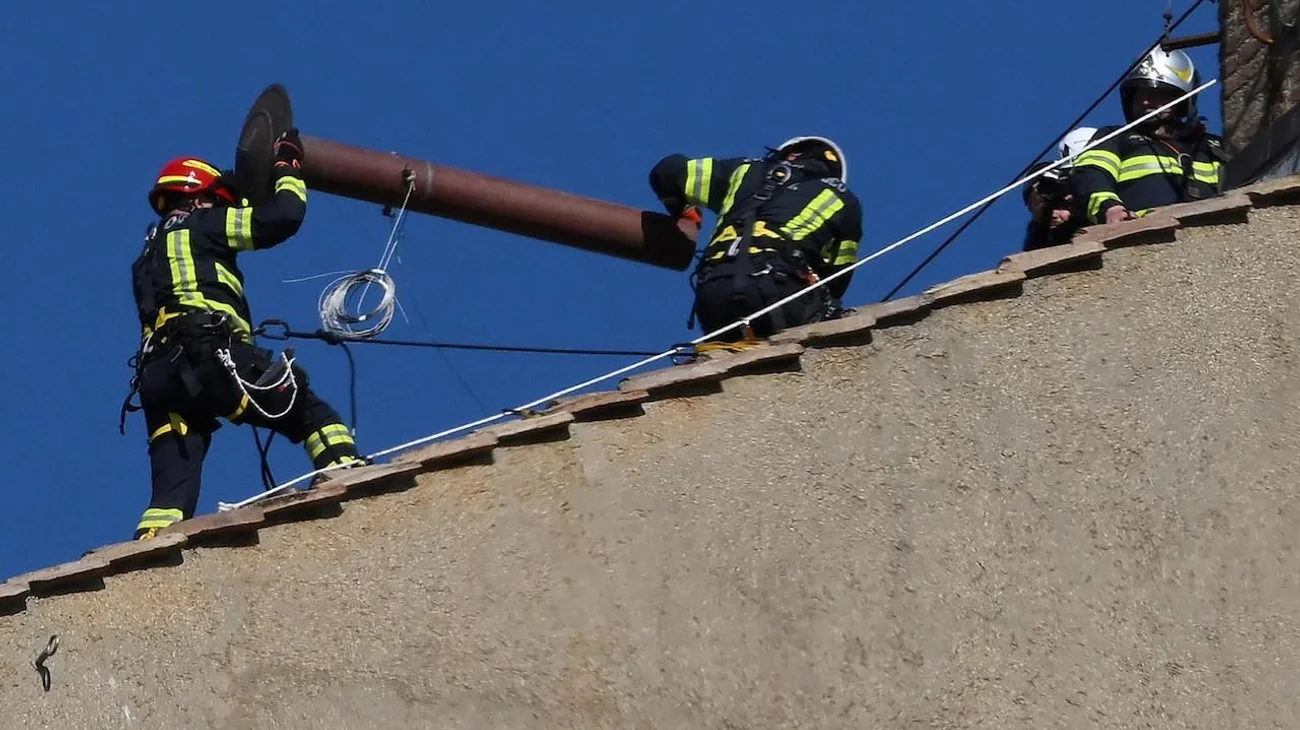 Se instala la chimenea en la Capilla Sixtina para el cónclave